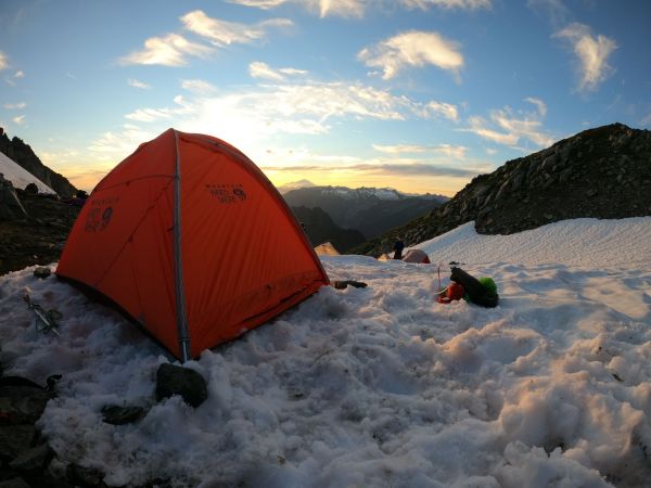 Quelles sont les meilleures pratiques pour camper en région de steppe en hiver?
