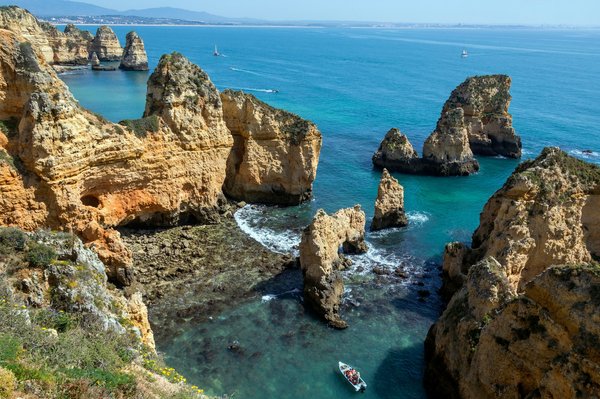 Quels sont les meilleurs endroits pour louer une maison de vacances en Algarve avec des cours de surf et des visites de marchés locaux?